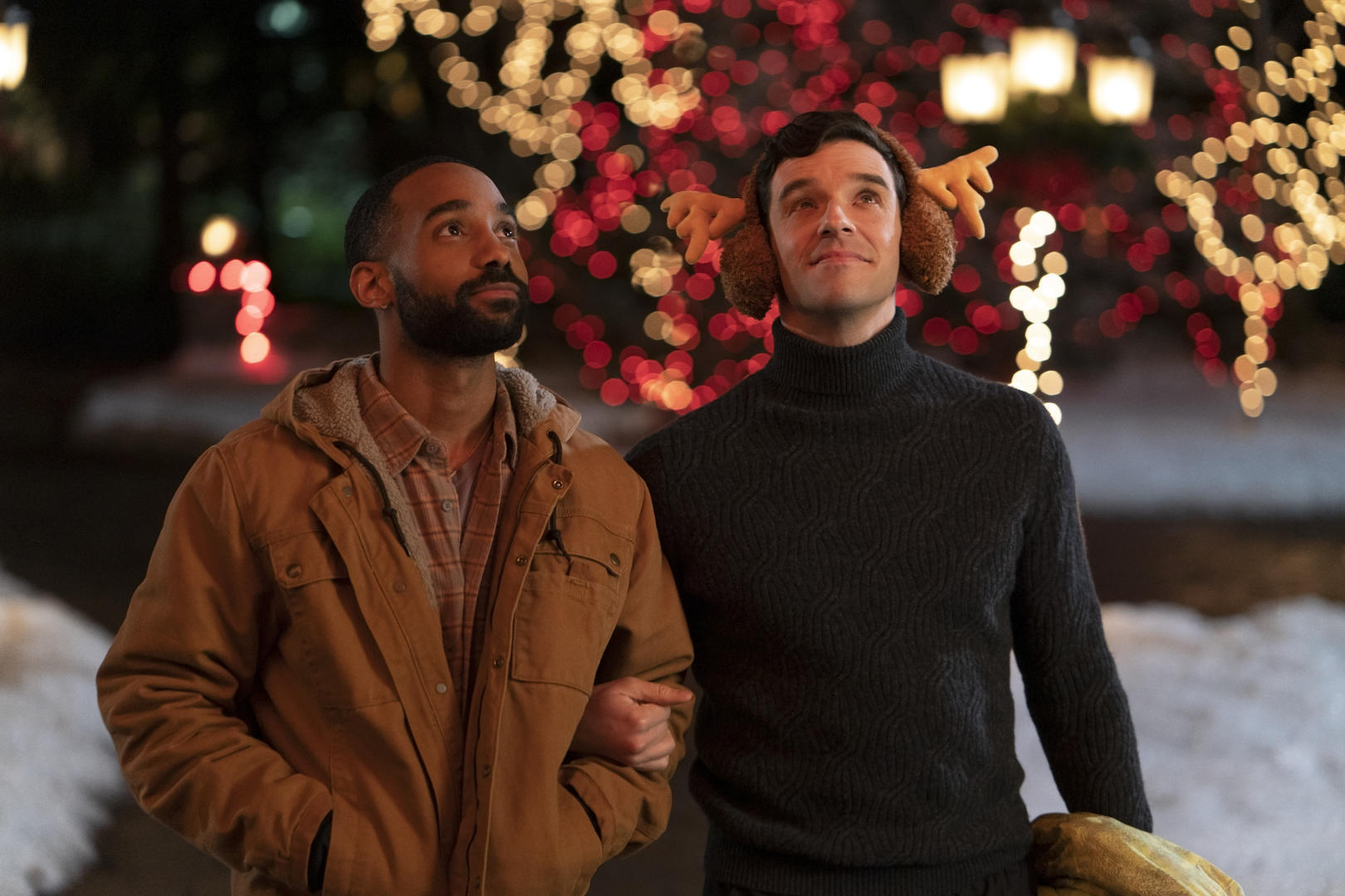Netflix映画『シングル・オール・ザ・ウェイ』：クリスマスの騒動を描くラブロマンスコメディ
