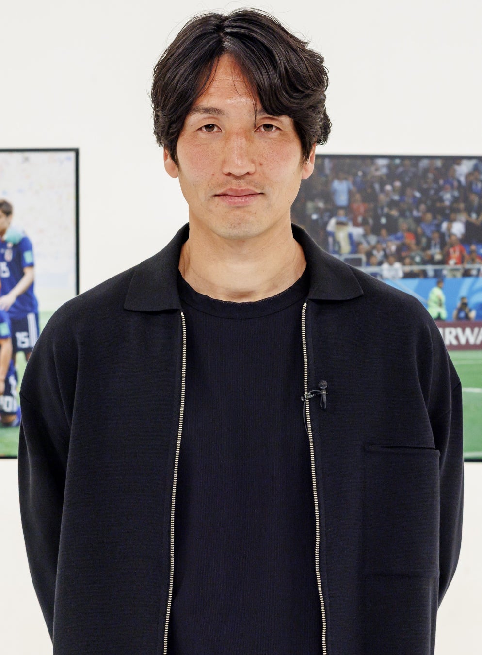 カメラに向かって立つ原口元気選手の姿