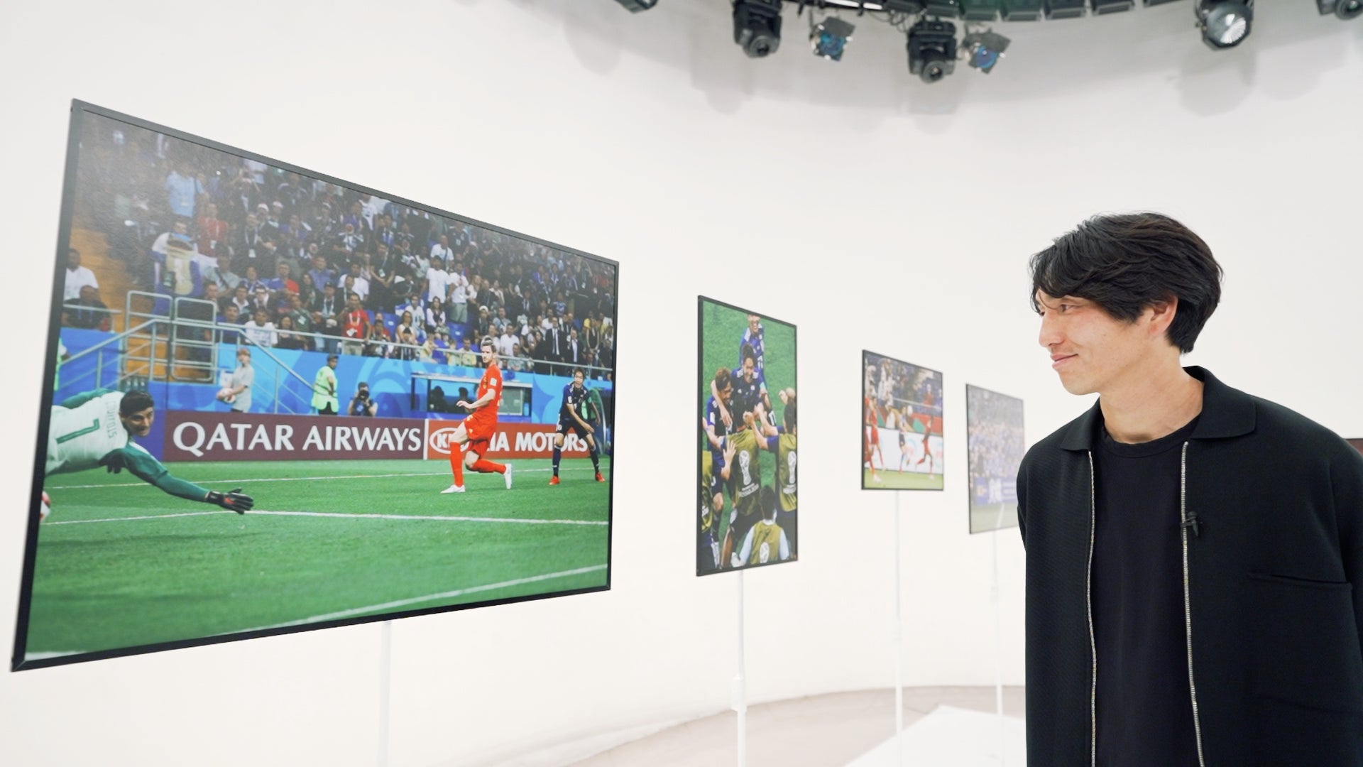 原口元気選手がサッカーの写真を見つめる様子