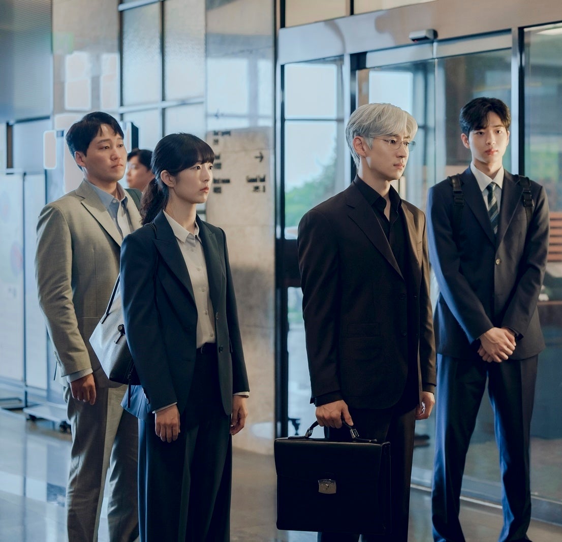 ドラマ『交渉の技術』の公式ビジュアル。主演のイ・ジェフンが白髪スタイルで立っている。